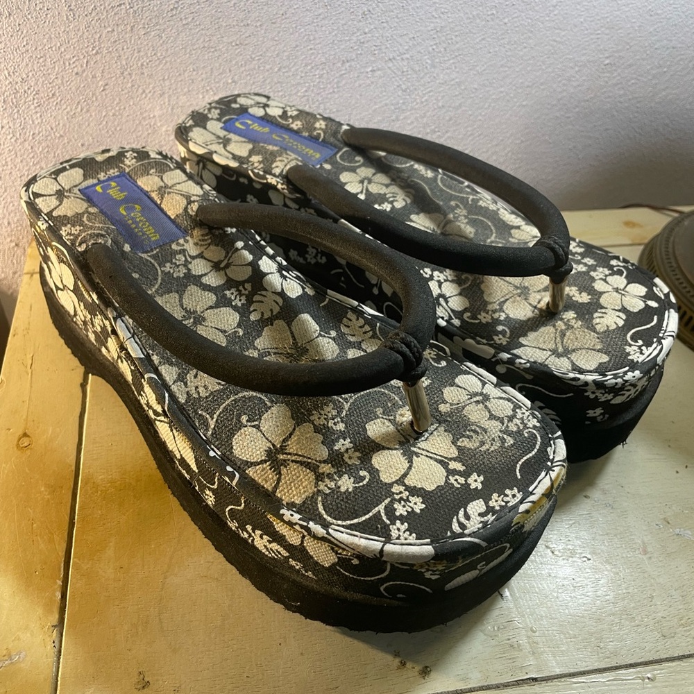 “VINTAGE” Y2K Black Floral Platform Sandals